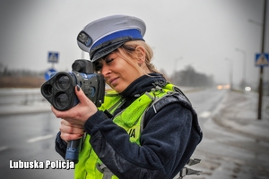 Policjantka mierząca prędkość.