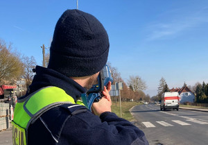 Policjant dokonuje pomiaru prędkości