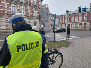 Policjantka rozmawia z rowerzystką.