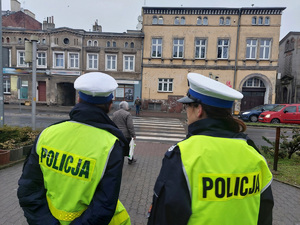 dwie policjantki obserwują przejście dla pieszych