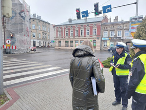 Policjantki rozmawiają z paniami przy przejsciu