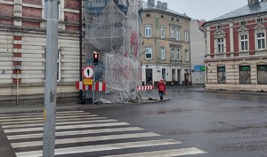 Zablokowane skrzyżowanie znakami, omijane przez pieszą