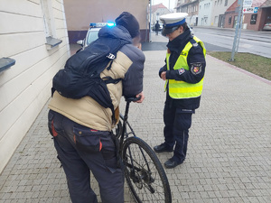 Policjantka rozmawia z rowerzystą