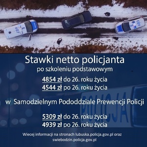 Plakat promujący służbę w policji, widok z góry na dwa radiowozy na polnej zimowej drodze i auto osobowe pomiędzy nimi, poniżej stawki jakie się płaci za służbę w policji.