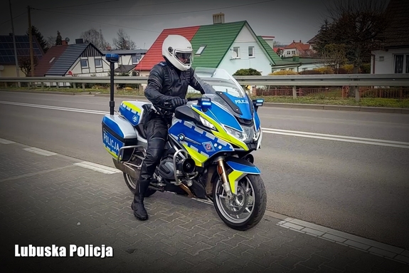 Policjant na oznakowanym motocyklu