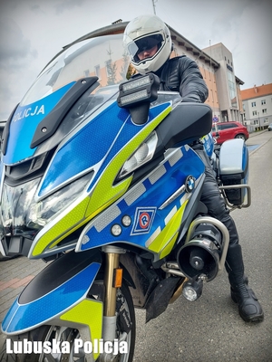 Policjant na oznakowanym motocyklu
