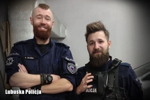 Dwoje policjantów od pasa w górę.