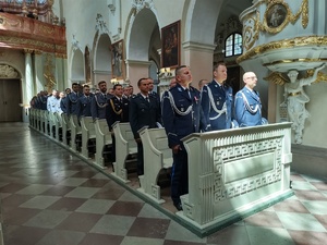 Policjanci w ławkach podczas mszy, na czele komendanci