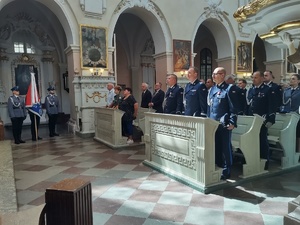 Policjanci i goście podczas mszy w kosciele