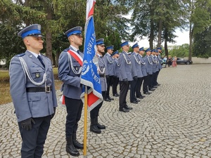 Poczet sztandarowy i policjanci w szeregach podczas apelu na placu