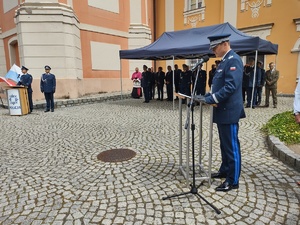 Przemawiający Komendant Wojewódzki, w tle goście