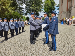 Komendanci wręczający awanse dla policjantów.