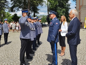 Komendant oraz Starosta wręczający awanse.