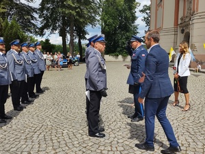 Komendant oraz burmistrz Świebodzina wręczający awanse.