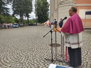 Kapelan Policjantów przemawiający na święcie.