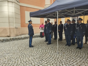 Meldunek o zakończeniu uroczystości, w tle goście.