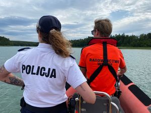 Policjantka i ratownik na patrolu wodnym.