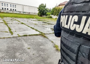 Policjanci sprawdzający miejsca wskazane przez mieszkańców