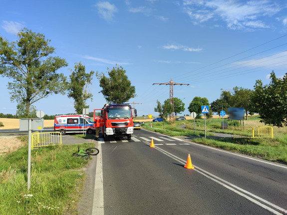 Rowerzysta na przejściu dla pieszych wjechał pod auto…