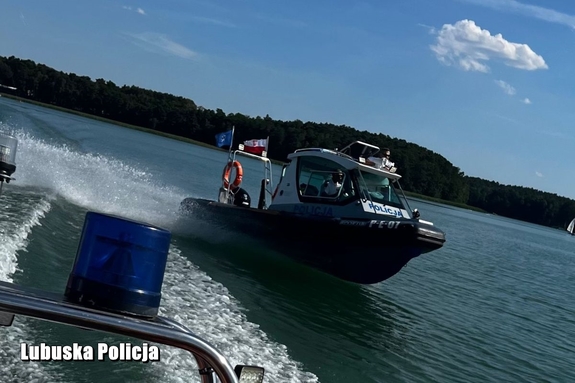 Policyjna motorówka płynąca po jeziorze