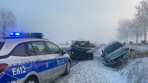 Dwa rozbite pojazdy oraz radiowóz