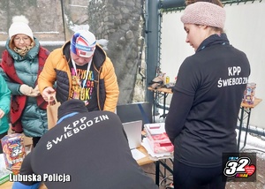 Policjanci zapisują się do biegu