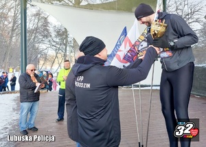 Komendant wręcza puchar