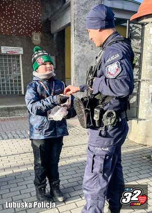 Policjant wrzuca do puszki