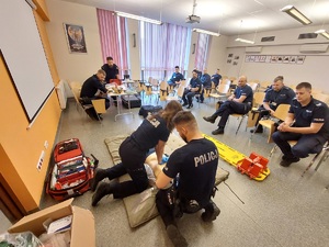 Policjanci szkolą się w udzielaniu pierwszej pomocy