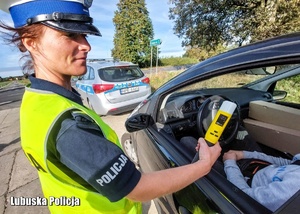 Policjantka kontroluje trzeźwość