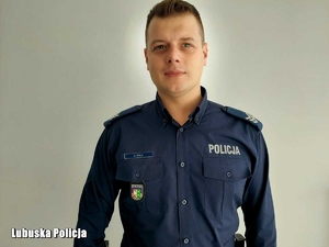 Policjant w mundurze, widok od pasa w górę