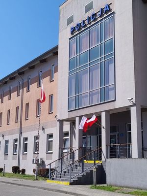 Polskie flagi na budynku komendy.
