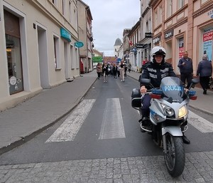 Motocyklista zabezpiecza przemarsz ulicami