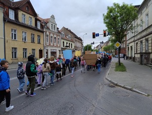 Ludzie idący ulicami w marszu