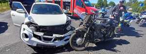 Pojazd osobowy i motocykl po zderzeniu