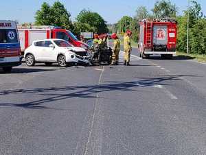 widok na wypadek motocykla i osobówki