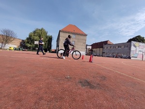 Policjant przeprowadza dla uczniów egzamin praktyczny na kartę rowerową