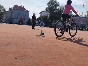 Policjant przeprowadza dla uczniów egzamin praktyczny na kartę rowerową