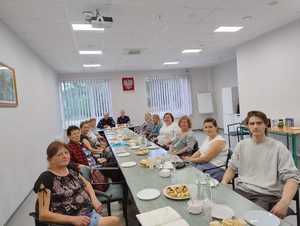 Policjanci i mieszkańcy przy stołach