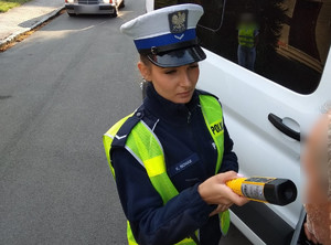 Policjantka sprawdza stan trzeźwości