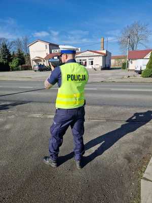 Policjanci kontrolują prędkość