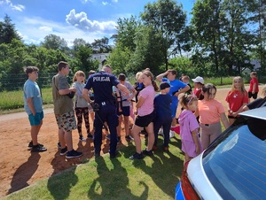 Młodzież przy policjancie na boisku