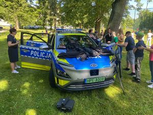 Policjanci na dziecięcym festynie