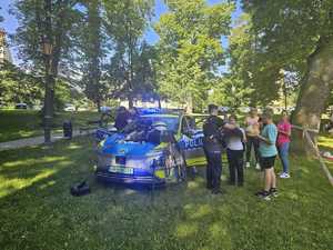 Policjanci na dziecięcym festynie