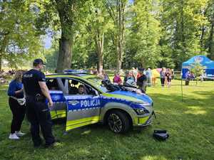 Policjanci na dziecięcym festynie