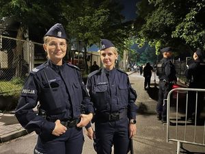 Dwie policjantki zabezpieczające festyn