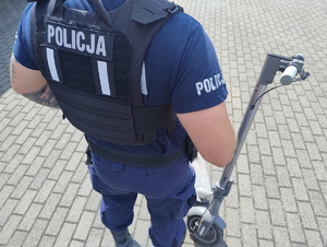 Policjant przy hulajnodze