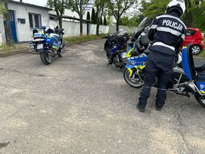 Policjanci kontrolują motocyklistów