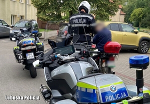 Policjanci kontrolują motocyklistów