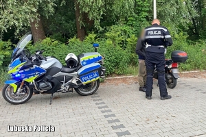 Policjanci kontrolują motocyklistów